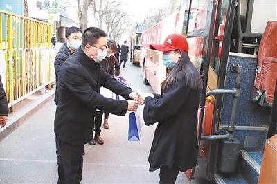 蘭州市包車免費接72名務工人員返蘭復工（圖）