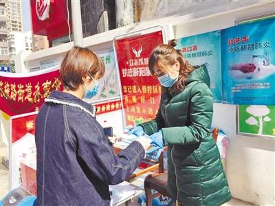 蘭州張掖路街道：小口罩傳遞大溫暖（圖）