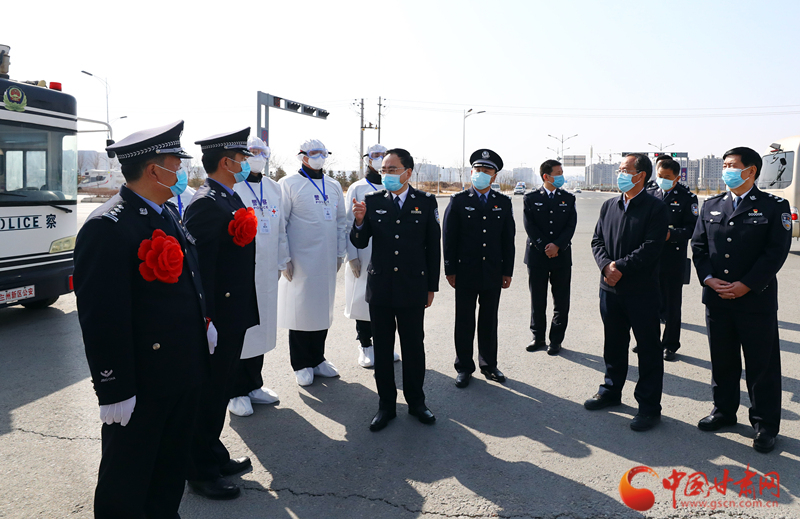 余建赴蘭州新區防疫一線看望慰問執勤民警并送獎到崗（圖）