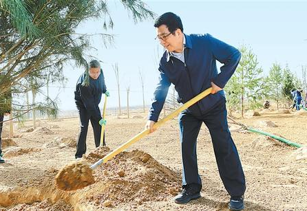 林鐸參加省城蘭州義務(wù)植樹活動時強(qiáng)調(diào) 牢固樹立綠水青山就是金山銀山的理念 為全面建成小康社會創(chuàng)造良好生態(tài)環(huán)境 歐陽堅孫偉等參加