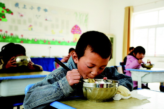 大寨鄉桂花小學:學生吃上“營養午餐” 