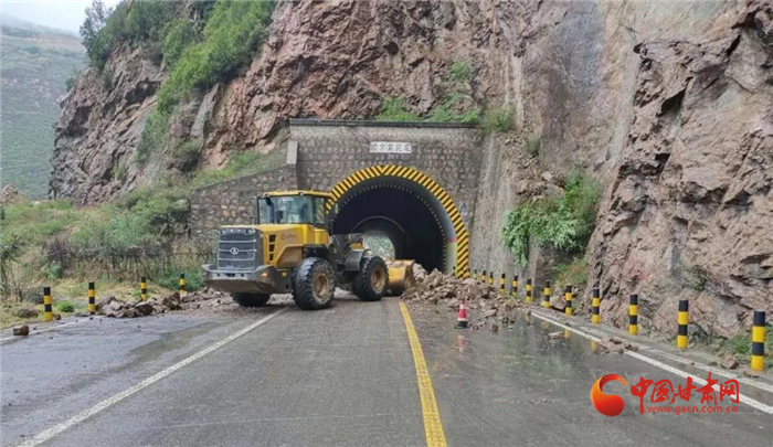 甘肅：強降雨引發多處泥石流 交通運輸單位迅速行動保暢通