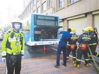 蘭州一公交車自燃 交警消防及時救援滅火