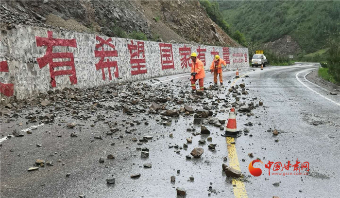 甘肅：端午降雨來(lái)襲公路人搶險(xiǎn)保暢通