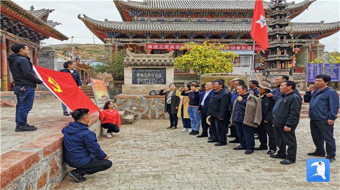 “七一”前夕，甘南州紀委監委機關第二黨支部組織支部黨員和幫扶村黨員赴臨潭縣新城鎮蘇維埃舊址紅色教育基地參觀學習活動。_副本.jpg