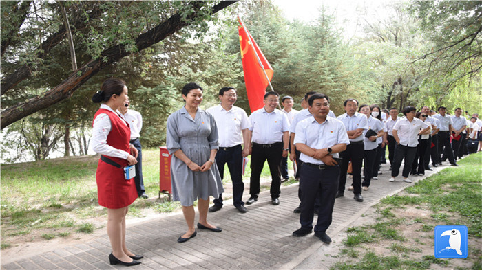 7月1日，嘉峪關市紀委監委機關黨委在迎賓湖絲路廉潔文化主題公園舉行慶祝黨建99周年迎“七一”主題黨日活動。_副本.jpg