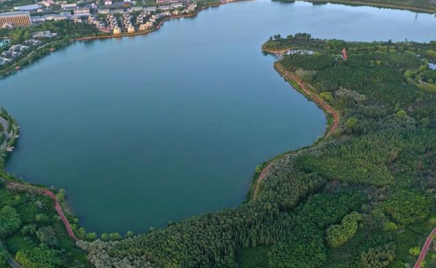 【“飛閱”中國】航拍河西走廊“綠寶石” 湖光水色入畫來