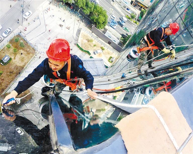 高空“蜘蛛人”：從業17年de城市“美容師”