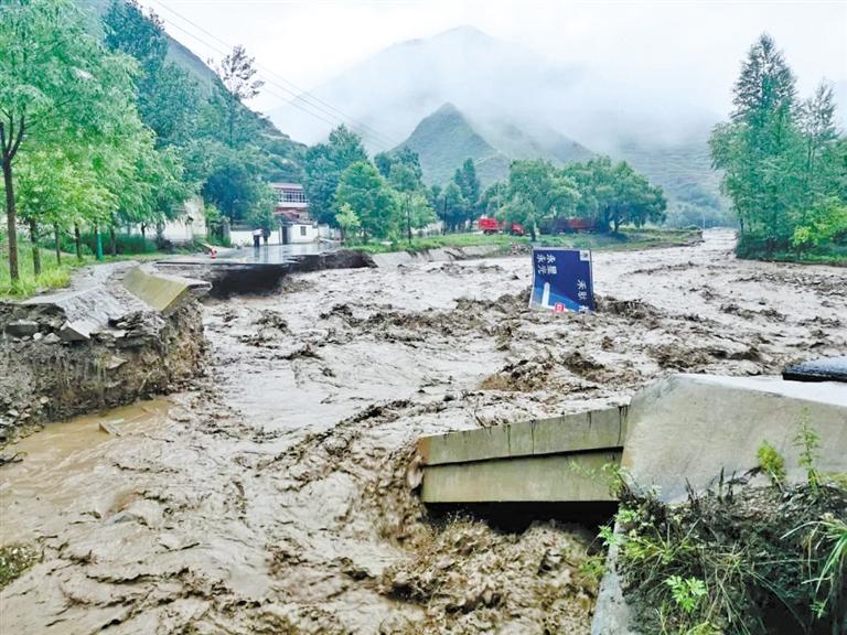 暴雨襲擊定西岷縣漳縣 境內兩條國道遭水毀中斷 過往車輛要繞行