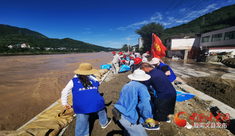 文縣碧口：男女老少齊上陣 加固河堤戰汛期