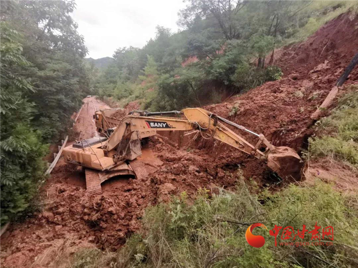 【關注隴南訊情】公路部門緊急搶修國道345線武都甘泉鎮雙溝村附近山體滑坡道路