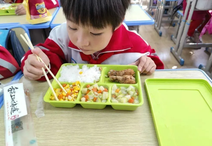 西固區兩所學校試點學生營養午餐供餐服務