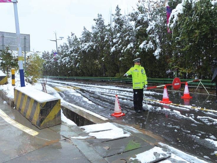 26日蘭州市大部分地區(qū)出現(xiàn)雨雪天氣 交警全員上崗堅守道路第一線