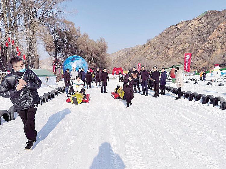 臨夏州體育局開展“慶元旦迎新春”冰雪運動進機關活動