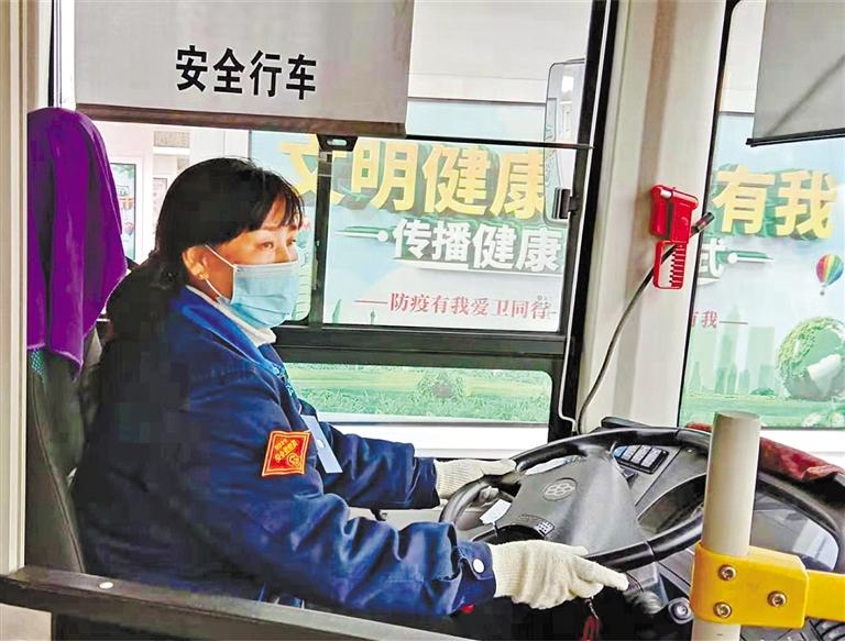 蘭州：小女孩上學(xué)坐錯車 公交司機(jī)幫她找家人