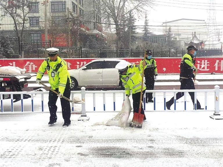 除雪保暢 蘭州交警部門啟動應(yīng)急預(yù)案保暢通