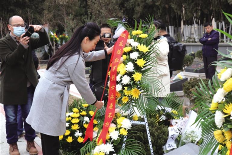 西北師范大學師生代表向陳紅軍烈士敬獻花籃