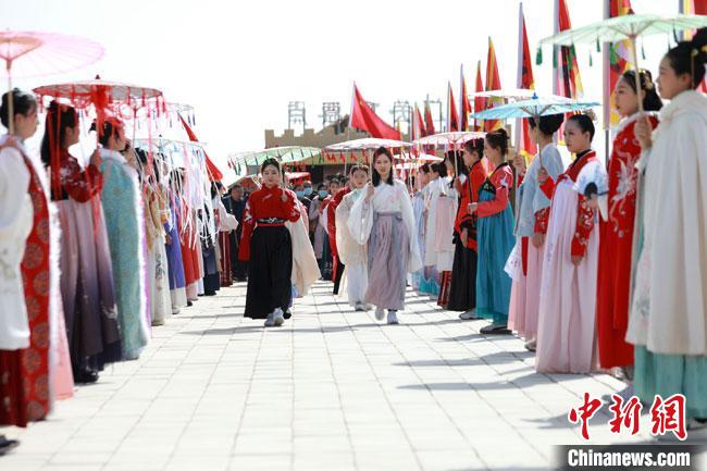 甘肅敦煌玉門關景區上演“古裝巡關”再現古絲路盛景