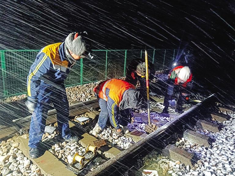 河西迎雨雪蘭州鐵路局積極應對保障出行