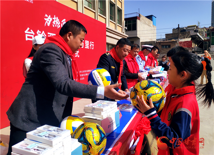 萬里騎行為公益 臺鈴夢想圖書館落戶蘭州市城關區范家灣小學