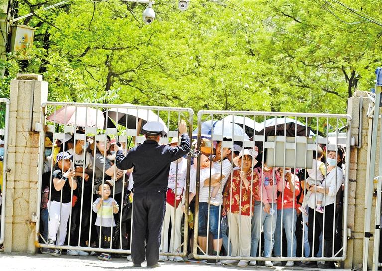 人流如潮 入園游客突破5萬 五泉山公園、蘭州市動物園昨日臨時閉園