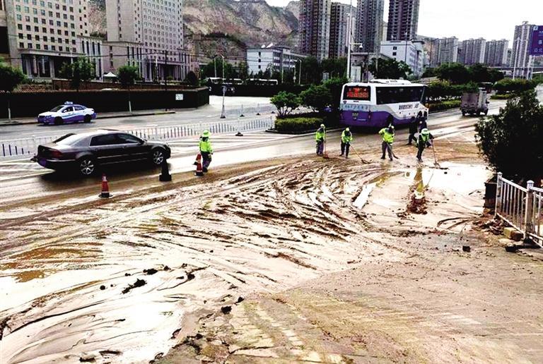 蘭州：水管爆裂淤泥污染路面 城關環衛“人機”合力治污