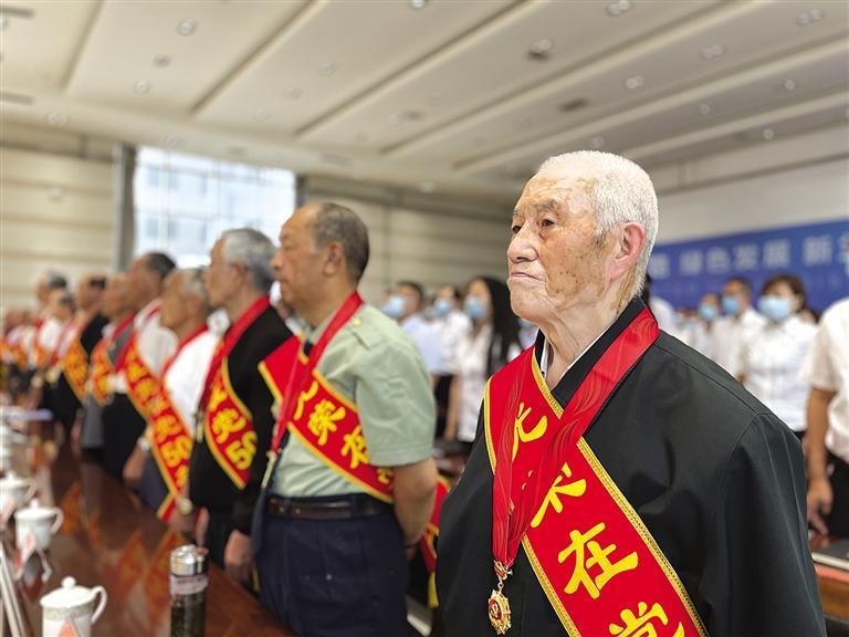 蘭州七里河區(qū)頒發(fā)“光榮在黨50年”紀(jì)念章