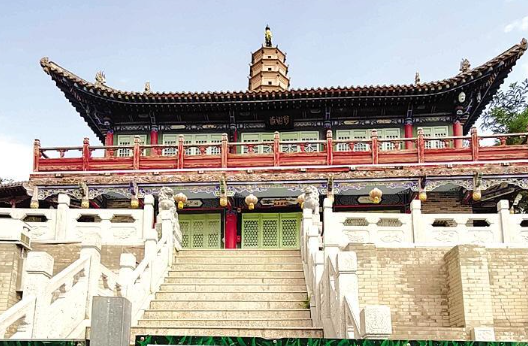 白塔寺閉門謝客，何時開放？管理處：白塔基礎出現病害圍擋施工，預計年底前完工