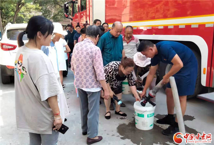 蘭州一小區管道破損斷水 龔家灣消防及時為居民送水30余噸