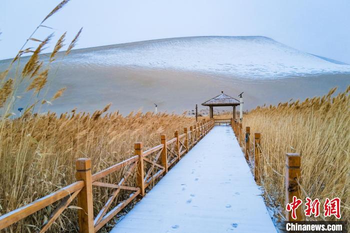 2021年11月28日，在敦煌鳴沙山月牙泉景區，沙雪交融，更顯北國風情。　王斌銀 攝