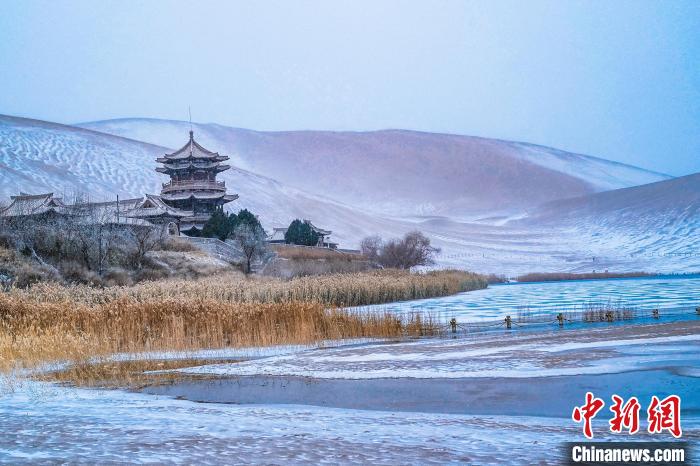 2021年11月28日，雪落鳴沙山月牙泉景區。　王斌銀 攝