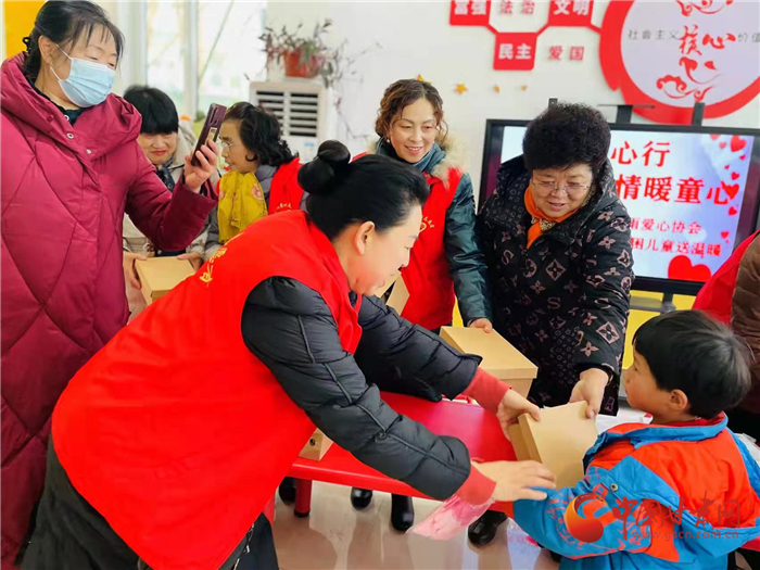 隴南禮縣：愛心物資送到幼兒園  溫暖冬天在行動