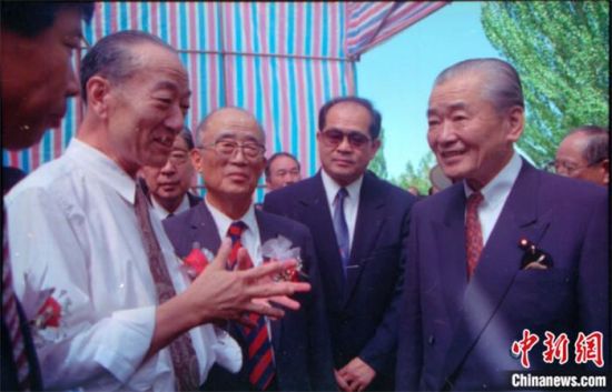 1994年8月，時任日本首相竹下登(右一)與時任敦煌研究院院長段文杰在莫高窟親切交談。中新社發 婁婕 供圖