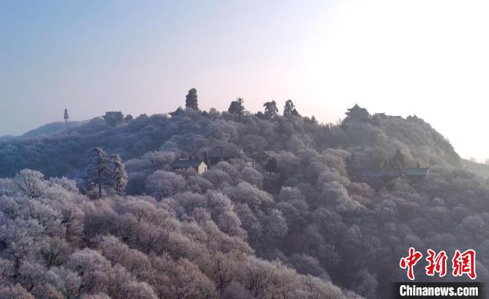 甘肅崆峒山霧凇連綿山脈成白色世界