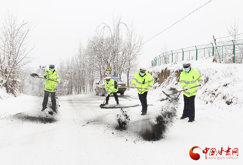 以“雪”為令 浴“雪”奮戰——靈臺公安交警全力做好冰雪天氣道路疏堵保暢工作