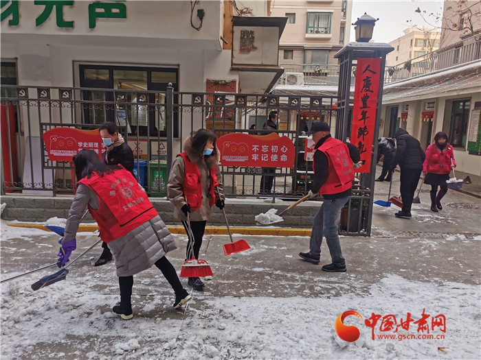 【新春走基層】節后上班第一天 蘭州社區干部小街巷里掃雪除冰忙