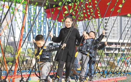 隴南市武都區眾多家長帶著孩子在游樂園內樂享周末假日時光