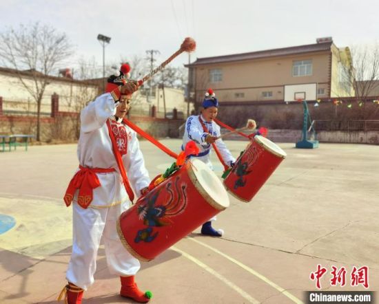 圖為劉玉均(右一)身穿青花服與隊員一起練習動作。　張婧 攝