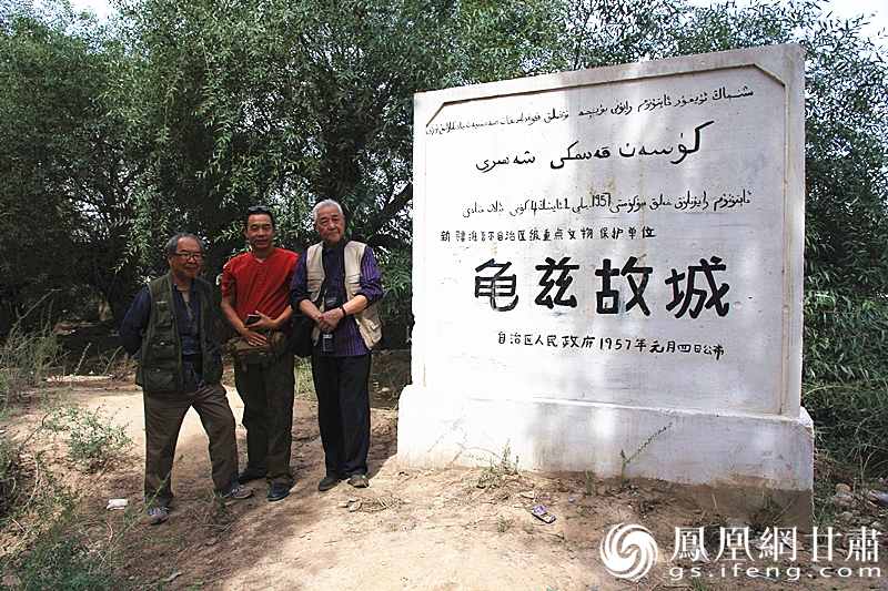 庫車是古代龜茲語，意為“龜茲人的城”，乃絲綢之路重鎮。2016年，蘇朗（右）、文巖（左）等藝術家前往庫車龜茲故城遺址采風。楊文遠 攝