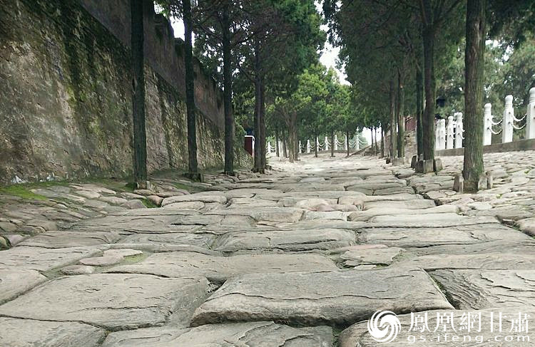 司馬遷祠的山崗下面有一段司馬古道，石條為北宋時(shí)鋪設(shè)，歷經(jīng)800余年的雨水沖刷、風(fēng)化、人走車碾，石條上的車轍印是這里曾經(jīng)繁華的歷史見證，又好像昭示太史公一生的坎坷與悲壯。楊文遠(yuǎn) 攝