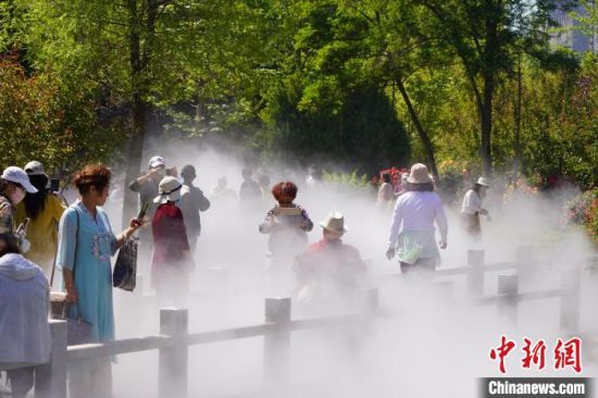 蘭州市寓言故事園化身“瑤池”仙境美景，吸引不少市民前來觀賞、拍照?！【琶赖┰?攝