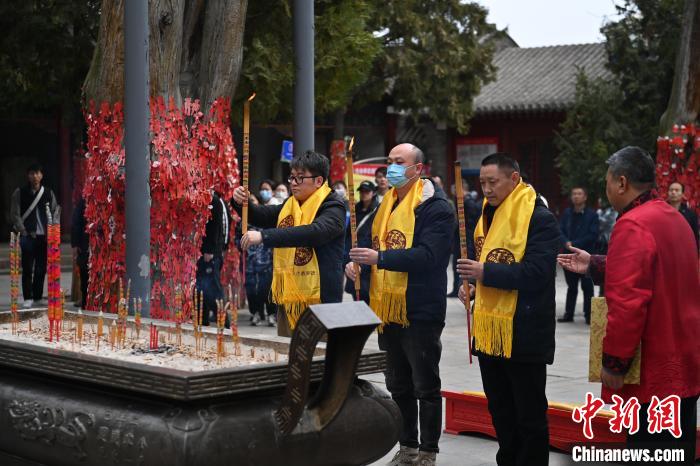 在甘肅天水市伏羲廟內，參祭者雙手持香，祭拜人文始祖伏羲。　李亞龍 攝