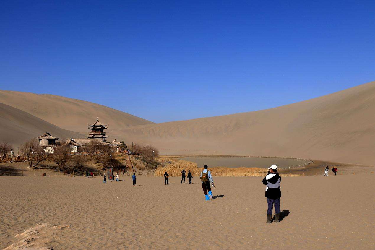 游客在敦煌鳴沙山月牙泉景區(qū)游覽