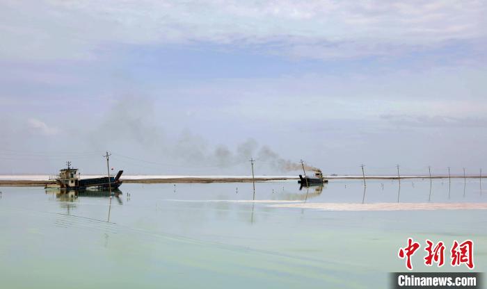 “天空之鏡”青海茶卡鹽湖：迎黃金旅游季，獨(dú)特景色引客來