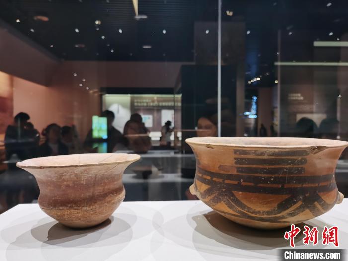 圖為河湟文化博物館展陳的陶器。　張?zhí)砀?攝