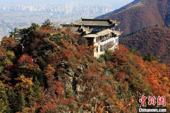 深秋，位于蘭州市榆中縣的興隆山，漫山遍野成五彩顏色。張?zhí)鞂?攝