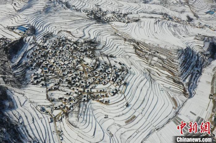 圖為航拍甘肅隴南市西和縣的“雪后鄉村”。(資料圖)張平良 攝