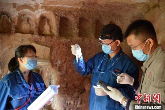 敦煌研究院武發思團隊進行石窟寺微生物病害監測。(資料圖)張云文 攝