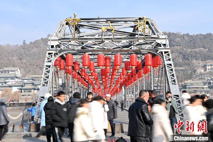 1月30日，裝扮一新的中山橋為即將到來的新春佳節(jié)增添節(jié)日氛圍。九美旦增攝</p><p>