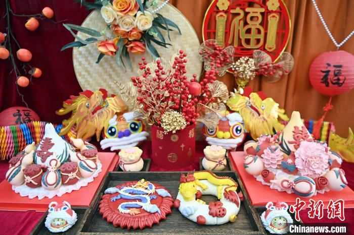 1月25日，春節(jié)臨近，蘭州一花饃店“龍”元素花饃熱銷。圖為展出的“龍”元素花饃。九美旦增 攝